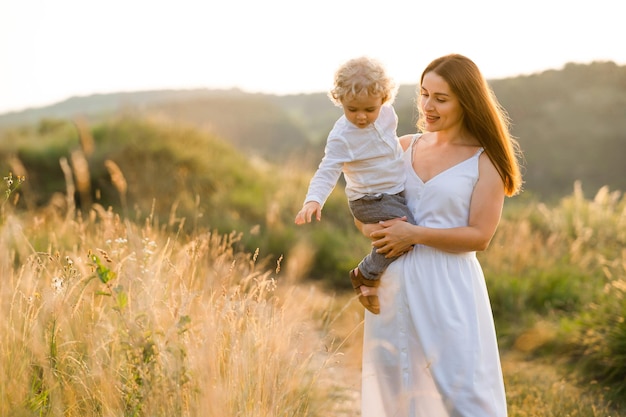 Mulher mostra bela natureza para seu filho pequeno