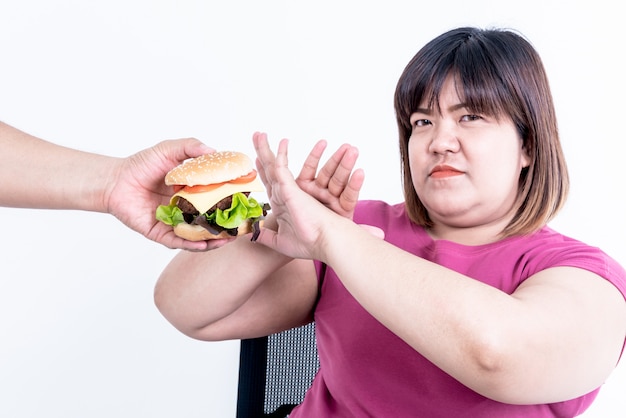 Mulher mostra sinais de rejeição ao hambúrguer