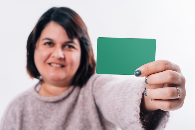 Foto mulher mostra um cartão de compras. conceito de compras pela internet