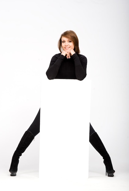 Foto mulher mostrando a tabuleta em branco, isolada no fundo branco