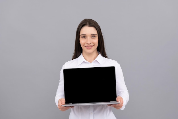 Mulher mostrando a tela do laptop. laptop sem fio moderno. anúncio de webinar pc. mulher de negócios apresentando o produto. copie o espaço. apresentação no computador. gerente de escritório pronto para videoconferência. feliz