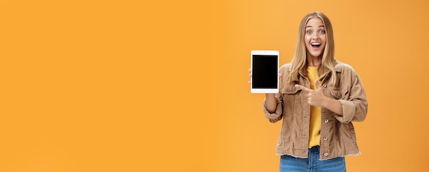 Foto mulher mostrando aos amigos novo tablet digital primeira compra de outono carismática e entusiasta