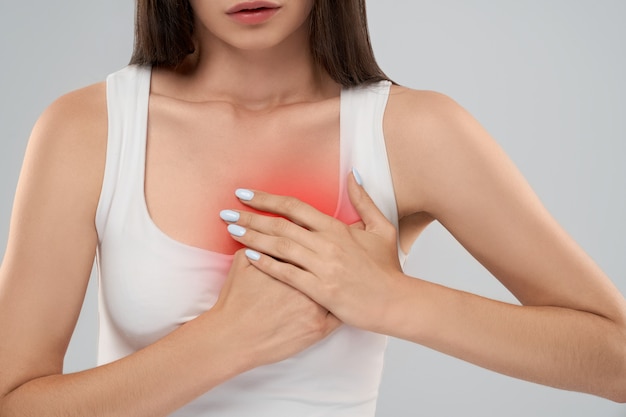 Foto mulher mostrando dor no peito