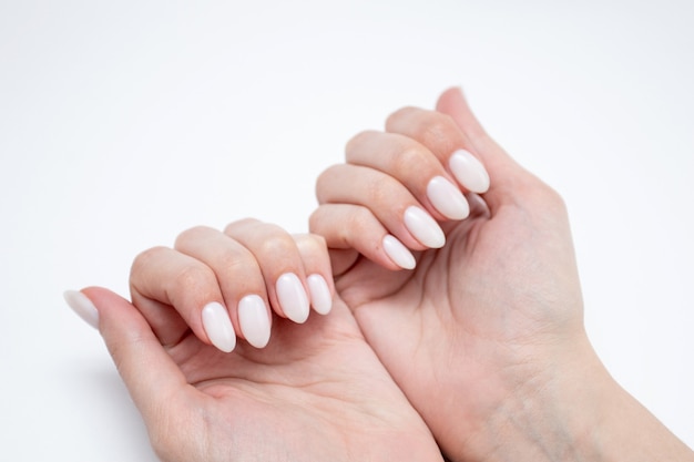 Mulher mostrando elegante manicure feminina na moda. unhas bem cuidadas.