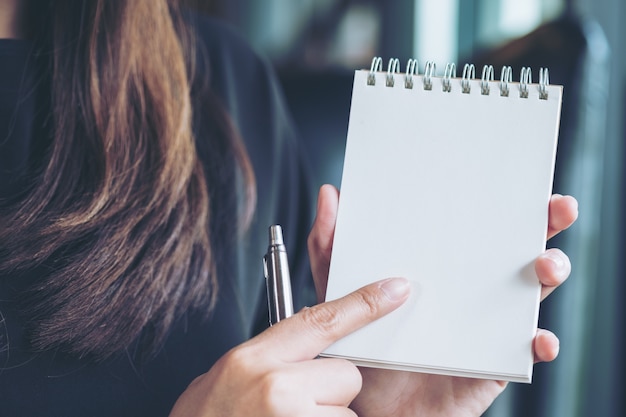 Mulher mostrando o caderno em branco