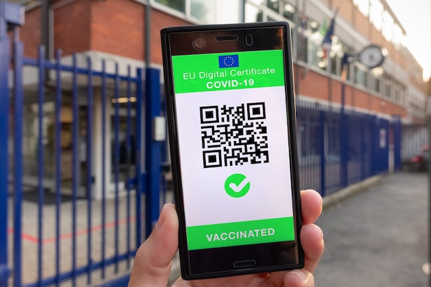 Mulher mostrando passe verde certificado digital covid da UE em smartphone