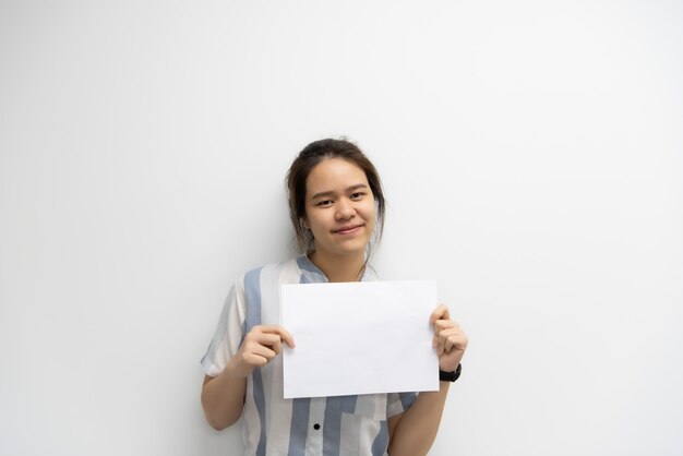 Foto mulher mostrando um papel em branco