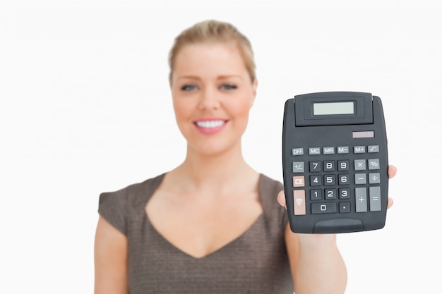 Mulher mostrando uma calculadora na mão