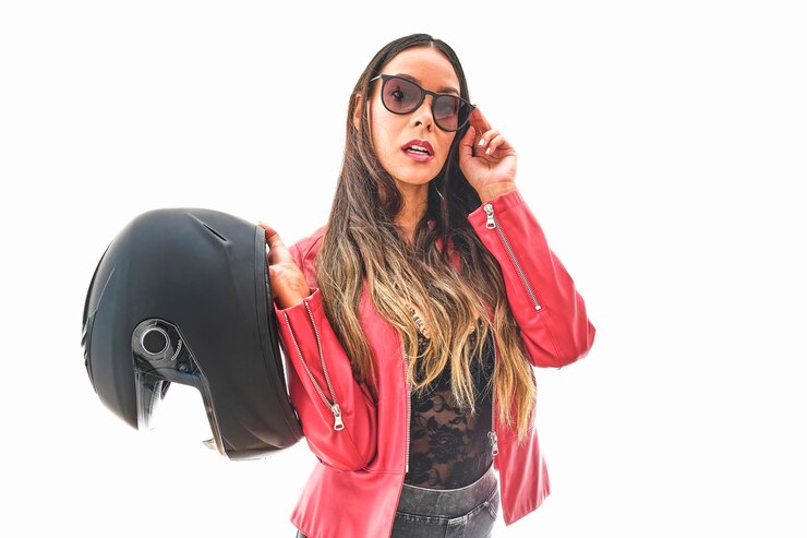 Foto mulher motociclista bonita e empoderada com um look moderno conceito de mulher poderosa