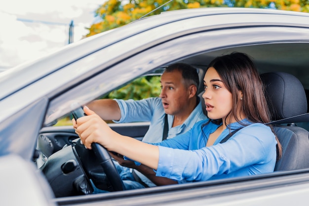 Mulher motorista - acidente de carro, grita de medo ou frustração