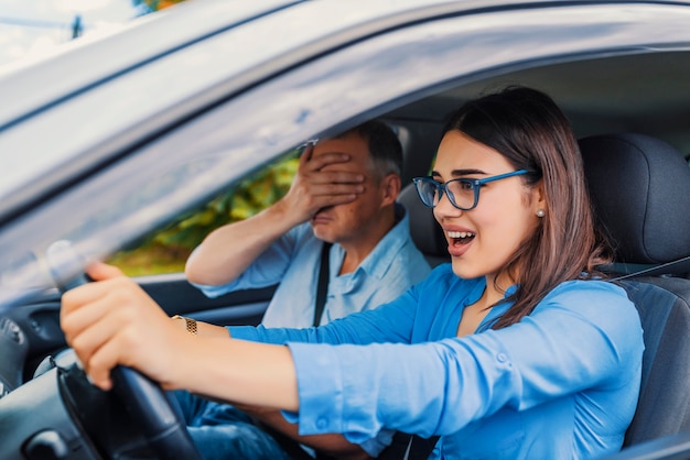 Foto mulher motorista - acidente de carro, grita de medo ou frustração