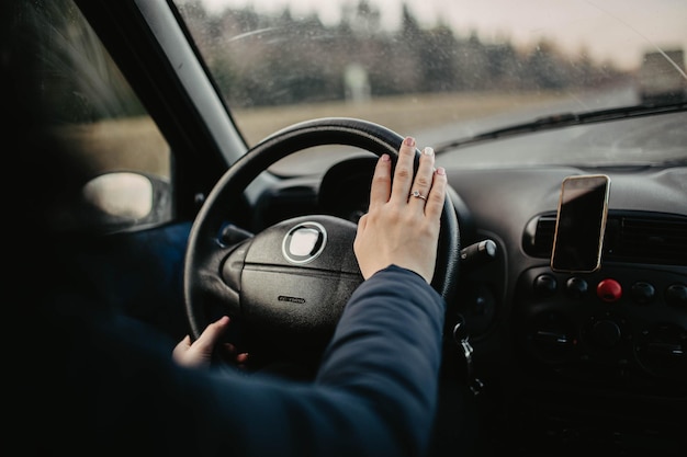 mulher motorista de carro mãos no volante