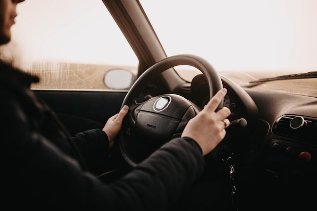 mulher motorista de carro mãos no volante