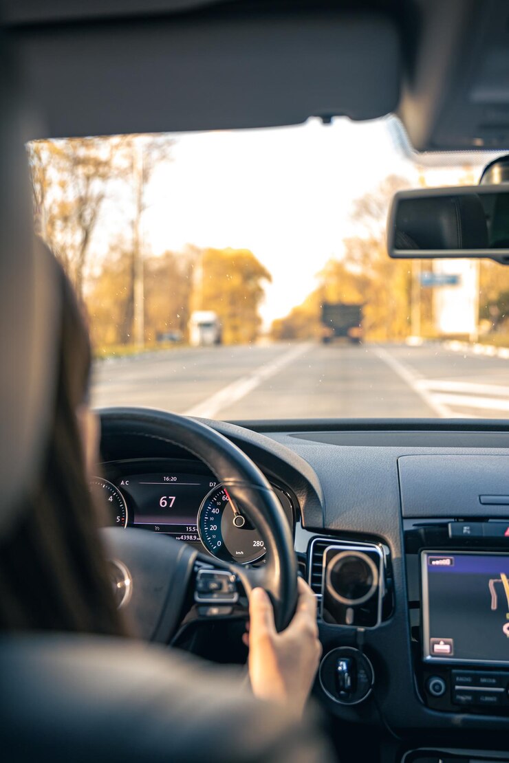Foto mulher motorista mãos no volante dentro do carro