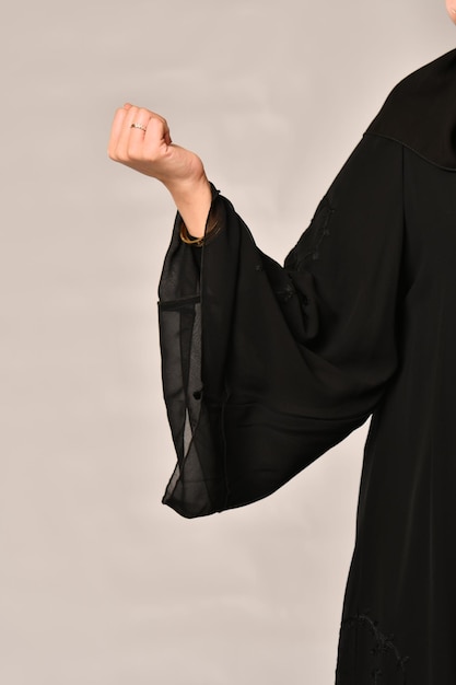 Mulher muçulmana árabe em abaya elegante