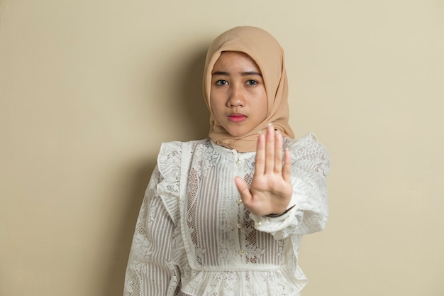 Mulher muçulmana asiática hijab mostrando gesto de parar as mãos