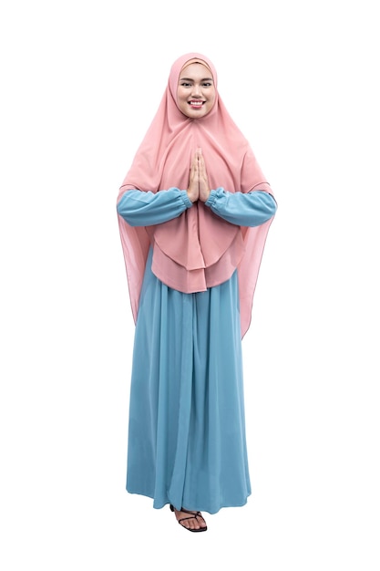 Mulher muçulmana asiática no véu com gesto de saudação