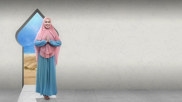 Mulher muçulmana asiática no véu com gesto de saudação