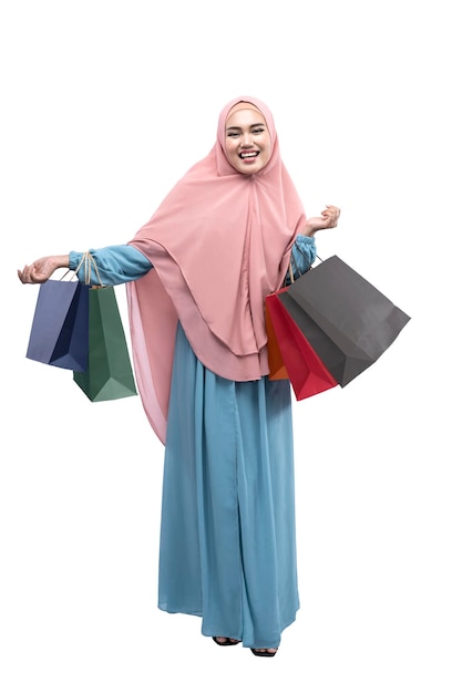 Mulher muçulmana asiática no véu segurando sacolas de compras