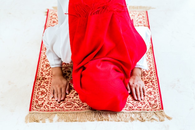 Mulher muçulmana asiática rezando