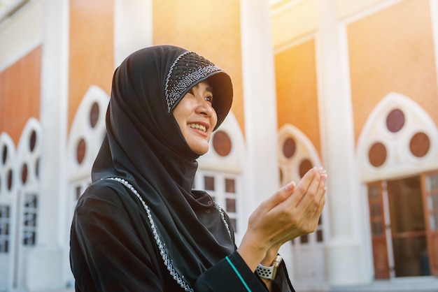 Mulher muçulmana asiática tailandesa está orando pela bênção de Deus, na província de Songkhla na Tailândia.