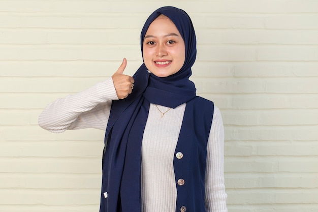 Mulher muçulmana asiática usando hijab com sinal de ok