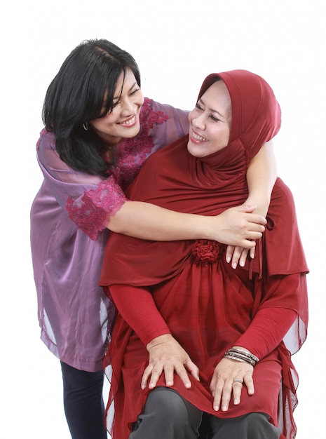 mulher muçulmana com a filha isolada sobre o fundo branco