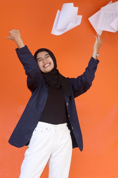 Mulher muçulmana de negócios jovem e alegre vomitando documentos documentos Realização carreira riqueza negócios