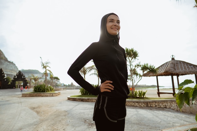 Mulher muçulmana do esporte sorrindo