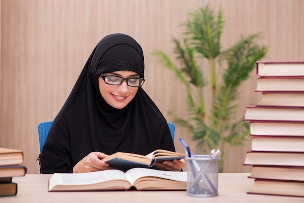 Mulher muçulmana estudante se preparando para os exames