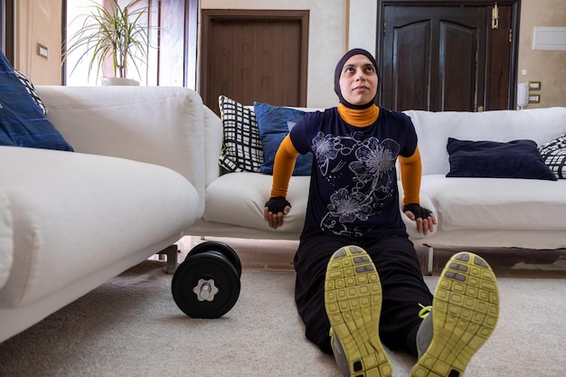 Mulher muçulmana fazendo exercícios em casa