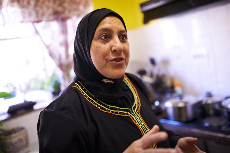 Foto mulher muçulmana feliz e cozinha para jantar de família e religião islâmica de cozinha halal mulher árabe e ideias com instruções sobre a preparação de comida ramadã e papel tradicional em casa em hijab