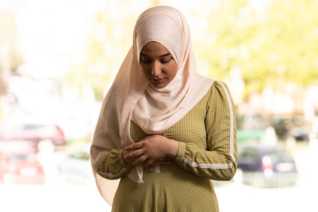 Mulher muçulmana humilde está rezando na mesquita