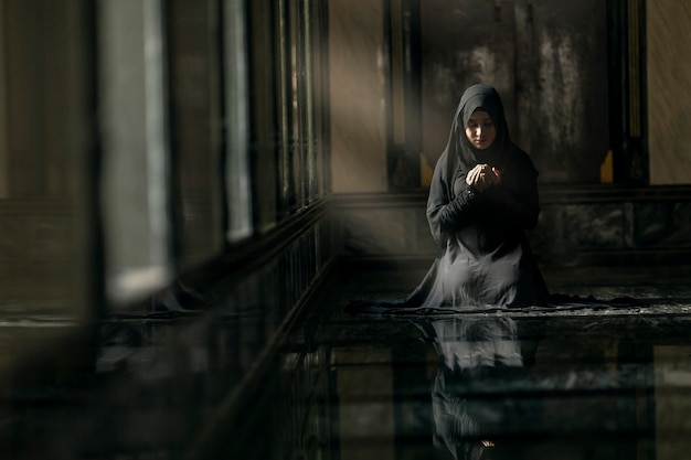 Foto mulher muçulmana rezando na mesquita