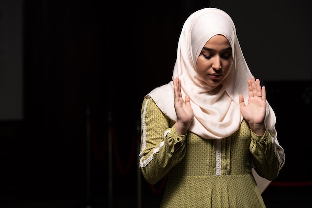 Foto mulher muçulmana rezando na mesquita