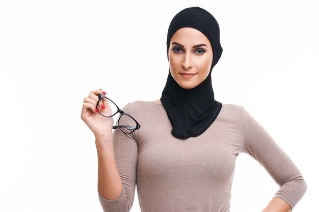 mulher muçulmana sobre branco