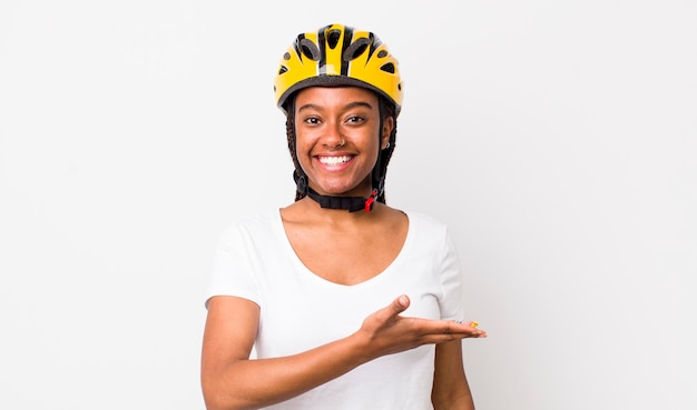 Mulher muito afro com tranças com capacete de bicicleta