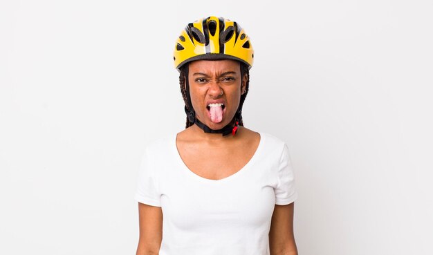 Mulher muito afro com tranças com capacete de bicicleta