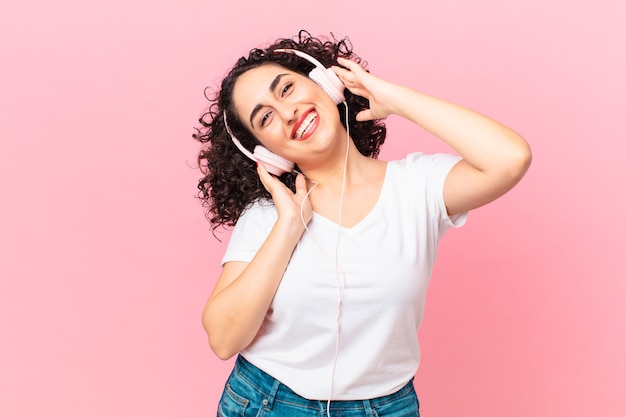 Mulher muito árabe com fones de ouvido.