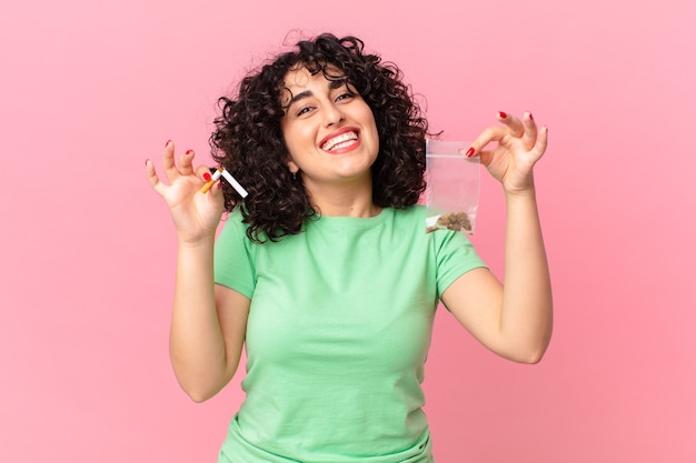 Mulher muito árabe com maconha. conceito de fumar