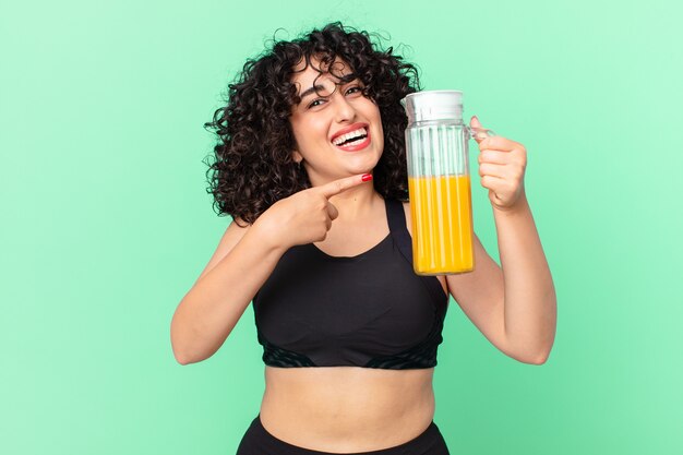 Mulher muito árabe com suco de laranja. conceito de café da manhã saudável