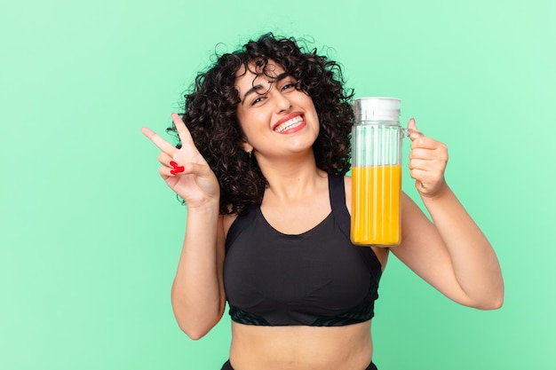 Mulher muito árabe com suco de laranja. conceito de café da manhã saudável