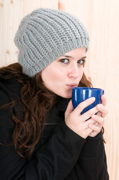 mulher muito fria em uma cabana no outono ou inverno