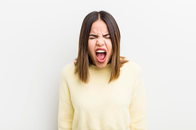 Mulher muito hispânica gritando agressivamente parecendo muito irritada frustrada indignada ou irritada gritando não