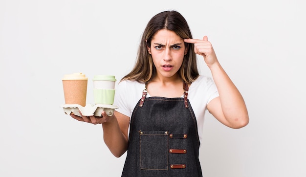 Foto mulher muito hispânica se sentindo confusa e confusa, mostrando que você é insano conceito de café para levar