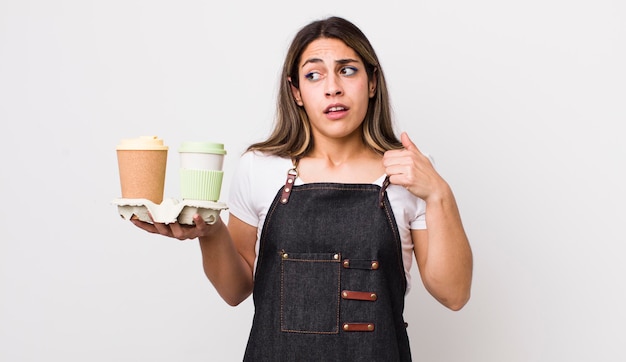 Mulher muito hispânica se sentindo estressada, ansiosa, cansada e frustrada, tire o conceito de café