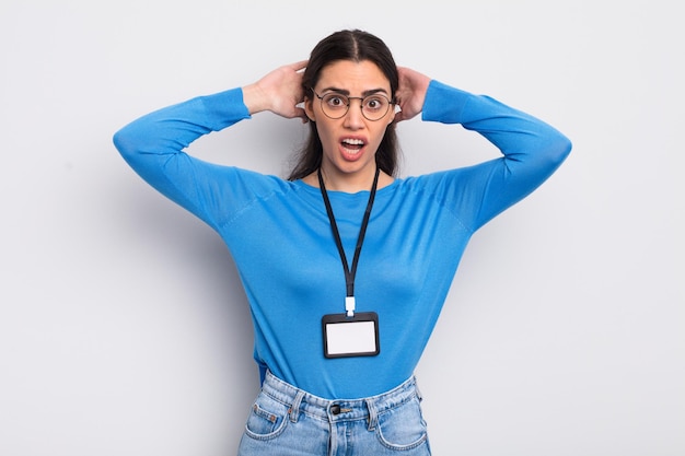 Mulher muito hispânica se sentindo estressada, ansiosa ou assustada, com as mãos na cabeça. conceito de acreditação