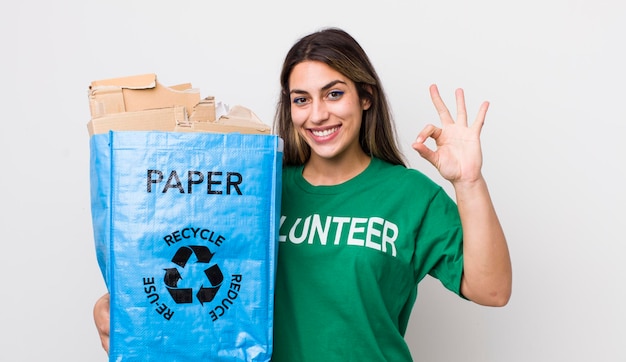 Mulher muito hispânica se sentindo feliz mostrando aprovação com o conceito de ecologia de gesto bem