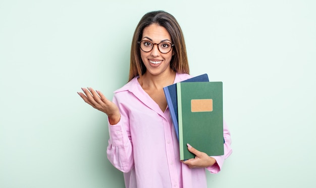 Mulher muito hispânica se sentindo feliz, surpresa ao perceber uma solução ou ideia. conceito de notebooks