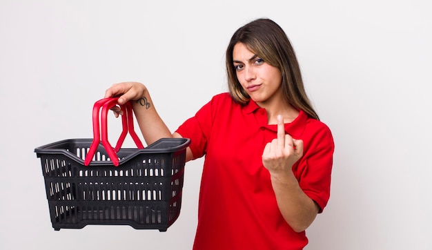 Mulher muito hispânica se sentindo irritada, irritada, rebelde e agressiva, conceito de cesta de compras vazia